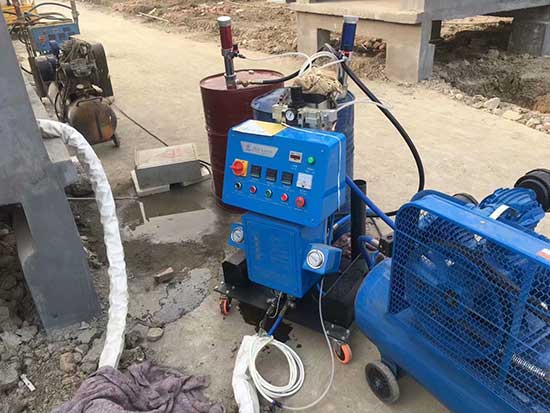 湖南聚氨酯喷涂机(图1) Q2600聚氨酯喷涂机移动房喷涂施工