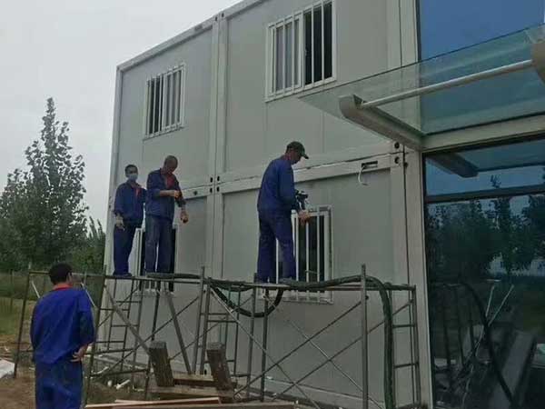 轻钢房屋别墅聚氨酯保温效果如何 小型喷涂机(图1) 轻钢房屋别墅聚氨酯保温喷涂