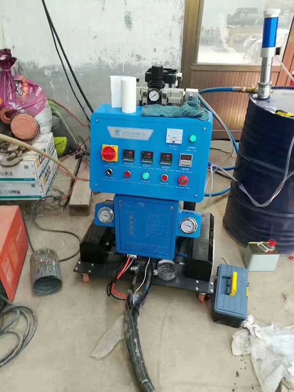 聚氨酯浮球 Q2600D聚氨酯发泡机 浇注填充工艺(图2) 定时定量功能的聚氨酯浮球Q2600D聚氨酯发泡机